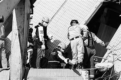 大陆救援队赴台湾震区救灾 居民送披萨当年夜饭