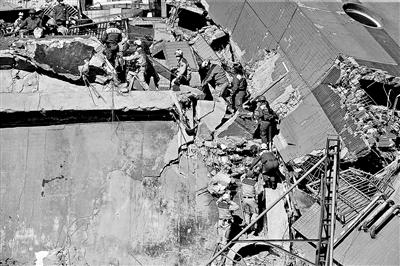 大陆救援队赴台湾震区救灾 居民送披萨当年夜饭