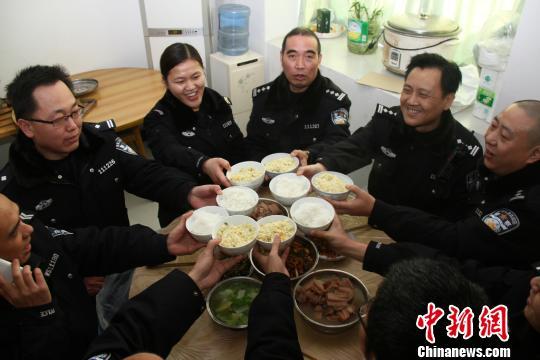 双警夫妻从警5年间3年值守异乡 除夕夜微信传情