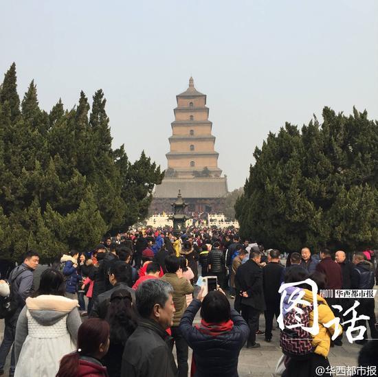 西安大雁塔游客爆棚 7层楼爬一个半小时(图)