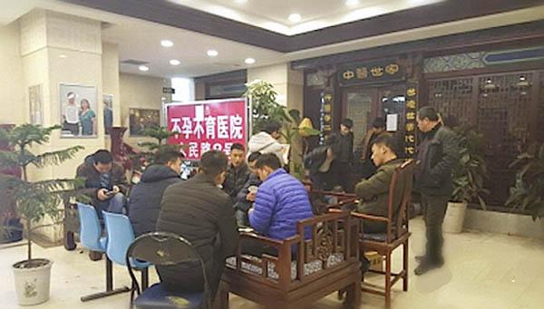 郑州一医院遭百人占领续:当事人称为讨千万欠款