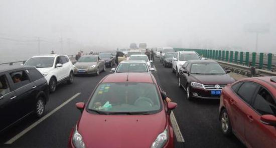 2016年2月12日 G42沪蓉高速苏南段，因大雾天气，江苏省内高速入口大部分暂时封闭。 东方IC 图
