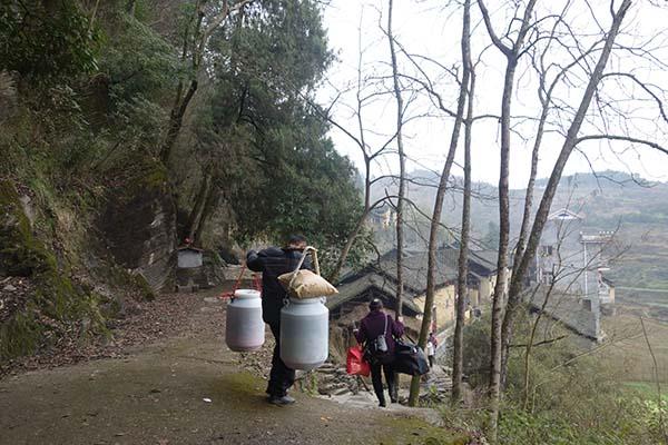 湖南村民集体打工租住城中村 村子成空村(图)