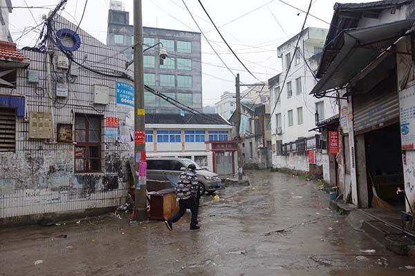 湖南村民集体打工租住城中村 村子成空村(图)