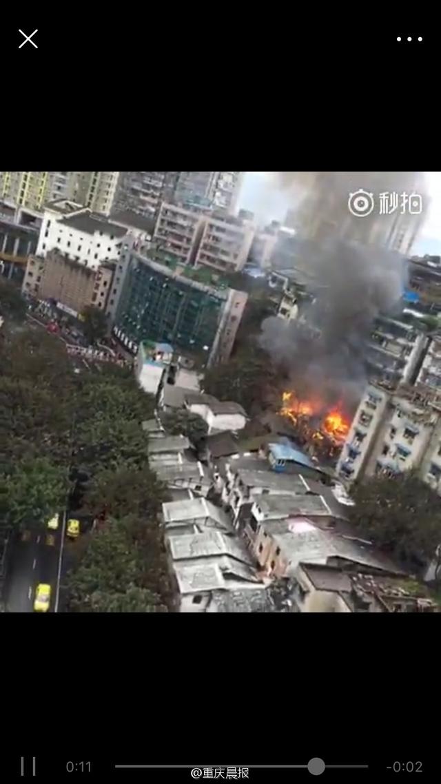 重庆观音岩一居民区发生火灾 火势较大