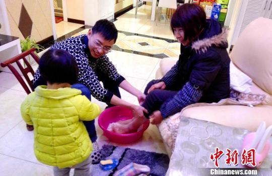 湖北长阳要求官员为父母洗脚并拍照上交(图)