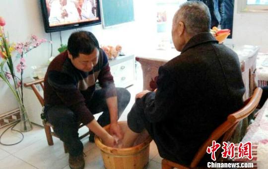 湖北长阳要求官员为父母洗脚并拍照上交(图)