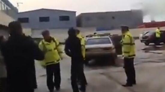 山东邹平7名交警查酒驾被反锁院内半小时(图)