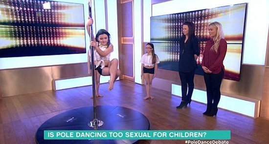 8岁女孩穿跳钢管舞惹争议