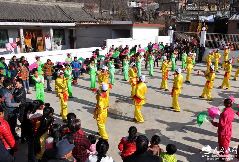 鞭杆舞将为参加秦州区文化调演积极准备