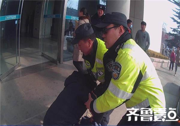 济南3岁小儿突发急症 家长下跪拦警车求相助