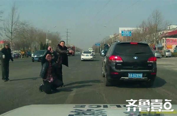 济南3岁小儿突发急症 家长下跪拦警车求相助