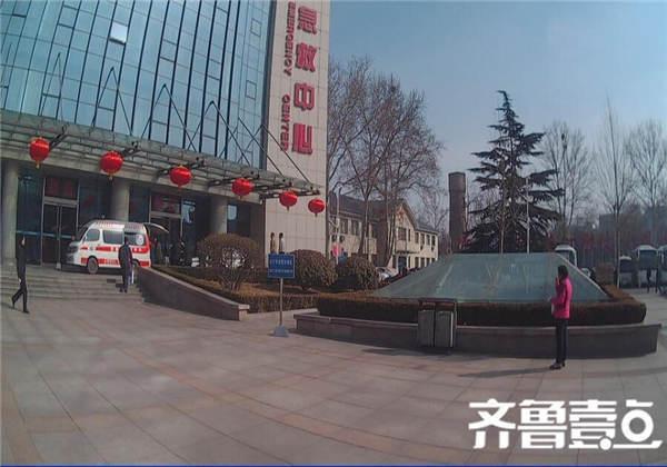 济南3岁小儿突发急症 家长下跪拦警车求相助