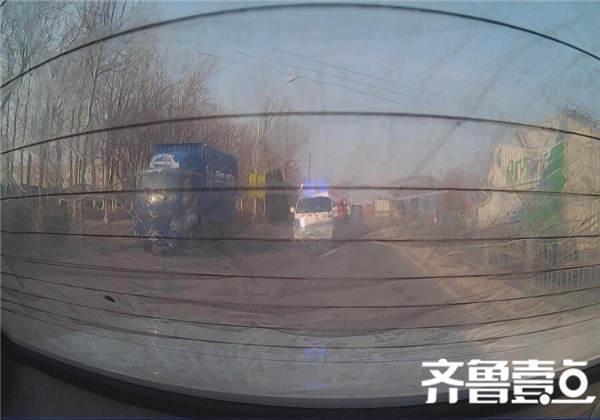 济南3岁小儿突发急症 家长下跪拦警车求相助