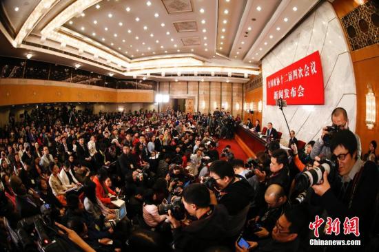 3月2日,全国政协十二届四次会议新闻发布会在北京人民大会堂举行,大会新闻发言人王国庆向中外媒体介绍本次大会有关情况并回答记者提问。中新社记者 杜洋 摄
