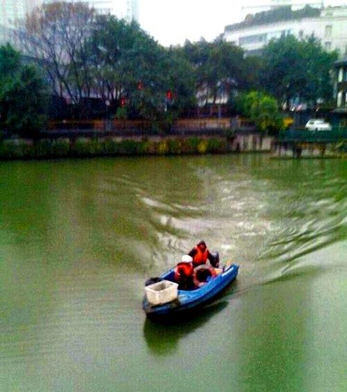 男子落水生命危急 热心路人冒雨接力营救(图)