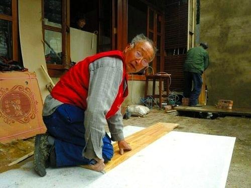 男子落水生命危急 热心路人冒雨接力营救(图)