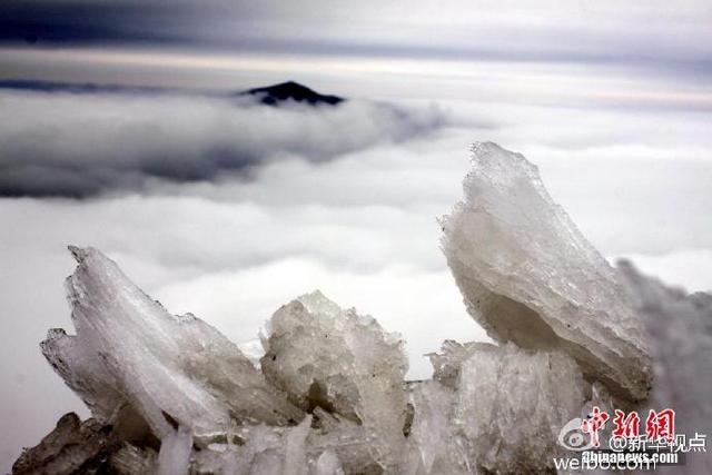 廣東連山現(xiàn)云海雪景奇觀。