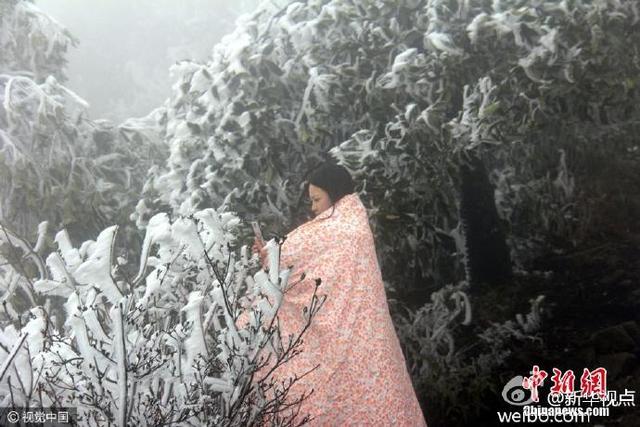 廣東連山現(xiàn)云海雪景奇觀 游客披棉被賞雪(圖)