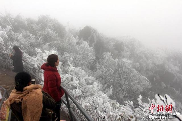 廣東連山現(xiàn)云海雪景奇觀 游客披棉被賞雪(圖)