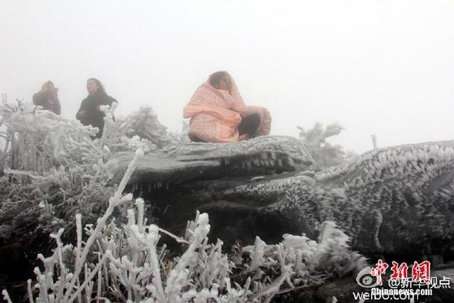 廣東連山現(xiàn)云海雪景奇觀 游客披棉被賞雪(圖)