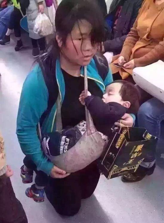 网友举报女子地铁怀抱多名幼儿乞讨，凯时k66公安：系母子非拐卖。