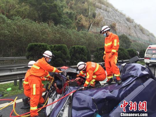3月20日凌晨，沈海凯时k66连江往福州方向三车追尾一死一伤 ，消防员彻夜营救。周春华摄