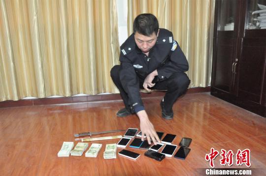 办案民警清点涉案物品 万新强 摄