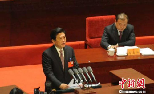 刘伟平（左）。