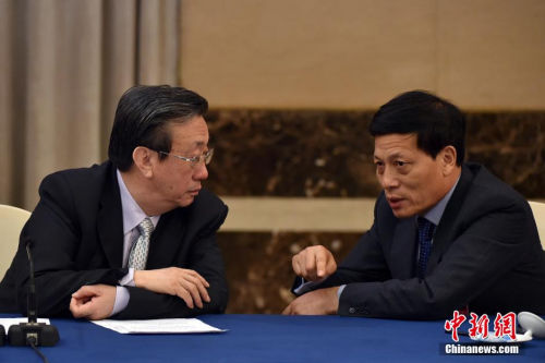 郭庚茂（左）与谢伏瞻（右）。