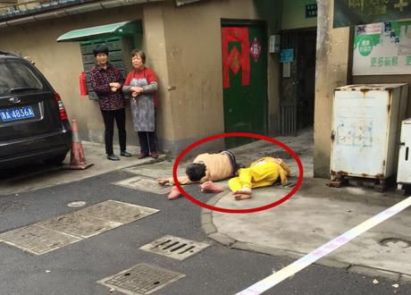 杭州一女子从6楼跳下自杀，途经收废品大伯冒死伸手相接。