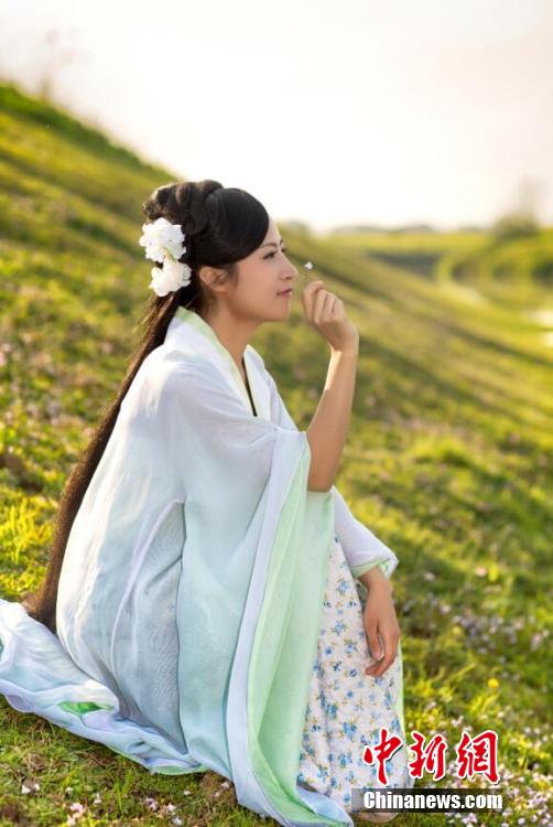 女大学生村官自费拍宣传照为乡村美景&ldquo;代言&rdquo;