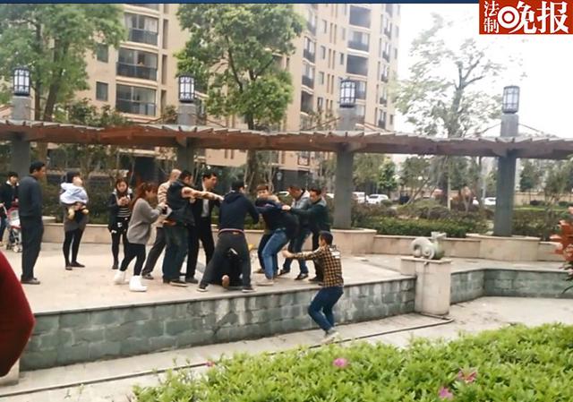 福建两记者采访遭围攻摄像机被砸 警方已立案