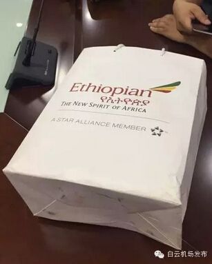 农民工捡230万现金归还 外国旅客跪地感谢(图)