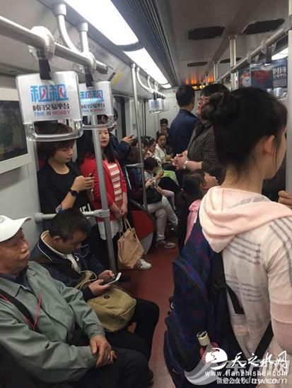 轨交11号线龙华站，上车乘客较少，车厢内环境较为宽敞。