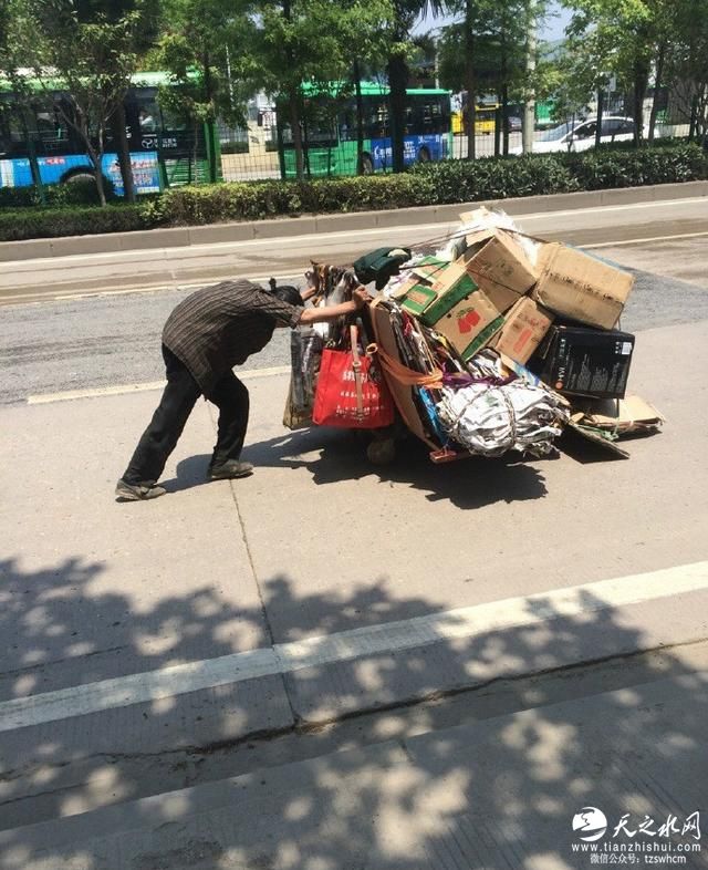 路遇拾荒老人 灑水車灑出最美弧度(圖)