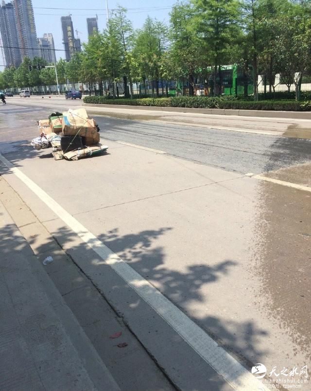 路遇拾荒老人 灑水車灑出最美弧度(圖)