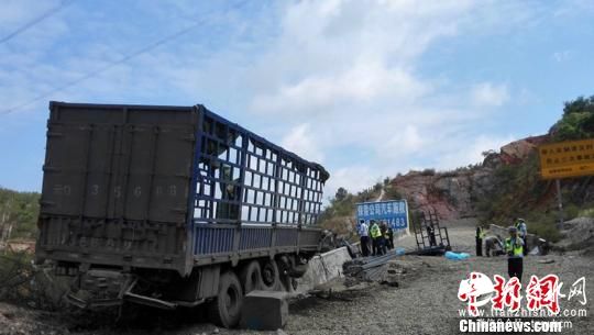 图为事故救援现场。警方提供 摄