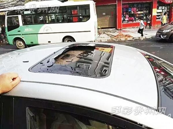 百年罕见狂风袭击贵州小镇 瓦片像树叶一样飞