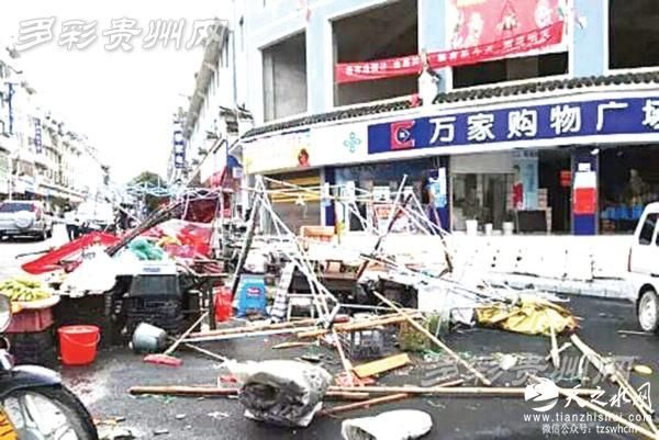 百年罕见狂风袭击贵州小镇 瓦片像树叶一样飞