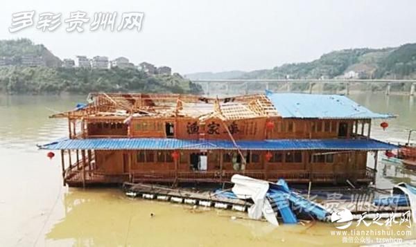 百年罕见狂风袭击贵州小镇 瓦片像树叶一样飞