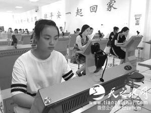 昨日下午，22岁的曾建萍驾车从龙泉驿区同庆考场出发，返回位于大面镇的家中，她兜里揣着刚“新鲜”到手的驾照，副座上坐着表哥马丛发。4月1日，成都作为全国16个试点城市之一，正式实施驾驶证申领“自学直考”。曾建萍从报名到领证，仅花费一个月的时间，成为川内“自学直考”拿驾照的第一人。