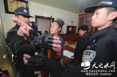 老赖欠23万10年不还做村官盖小楼 遭跨省强执