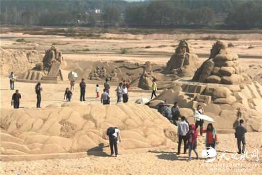 暴雨冲垮湖北沙雕塑像 一夜间200万元