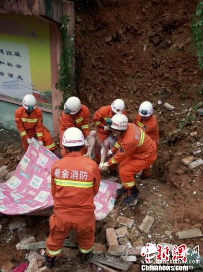 5月8日，上午10时48分，经过消防员的努力挖掘，终于发现了被埋的男子。 李龙 摄
