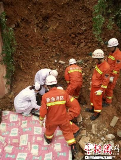 5月8日，等候在一旁的急救人员，立即上前抢救，但男子早已无生命迹象。 王剑 摄