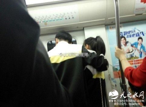 校服情侣上地铁拥吻到下车 乘客不知看哪好(图)