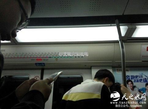 校服情侣上地铁拥吻到下车 乘客不知看哪好(图)