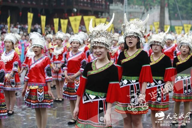 总编看彭水走进苗族踩花山节 美丽歌舞让嘉宾看醉了 