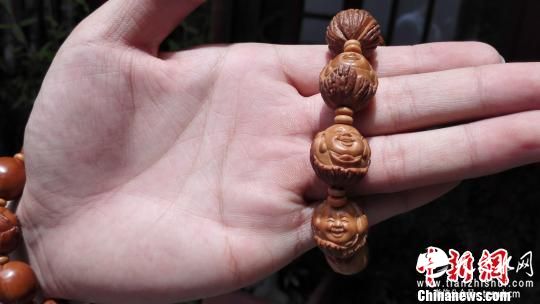 俩河南小伙痴迷核雕 小核桃雕出众“猴”百态